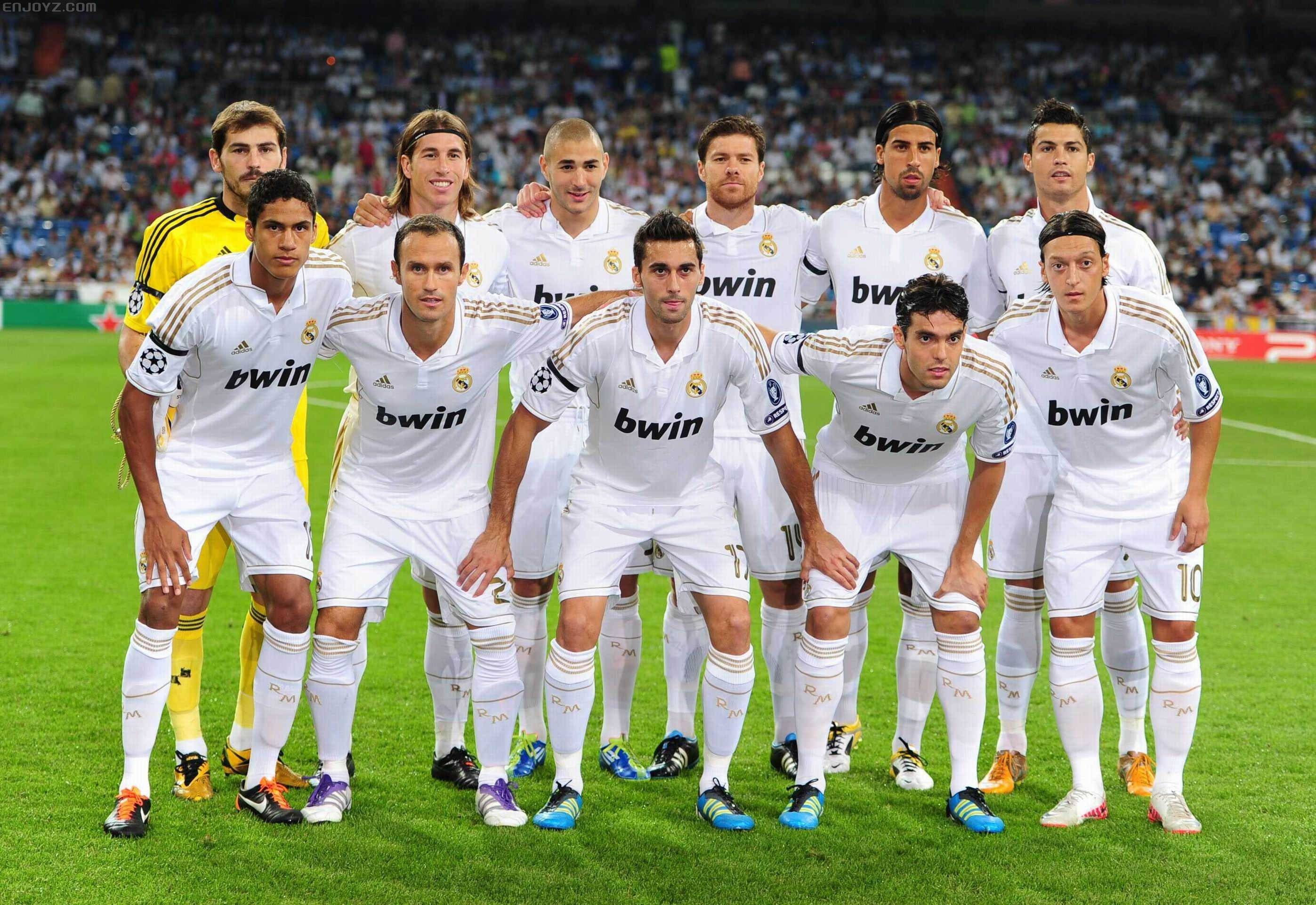 詹姆斯两双数据跻身队史前十，湖人负马刺止步NBA杯八强（詹姆斯砍两双升至队史前十，湖人不敌马刺止步NBA杯八强）