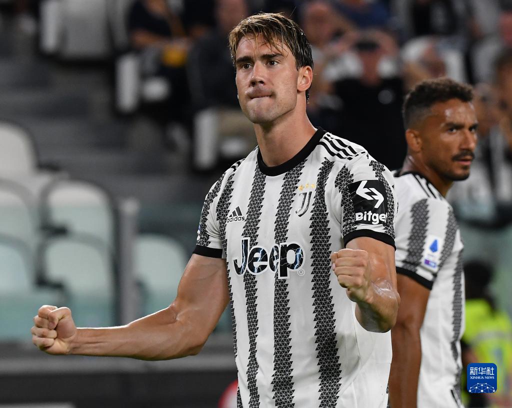 利兹联主场气势如虹，连斩蓝军创26年纪录（利兹联主场强势，连克蓝军刷新26年纪录）