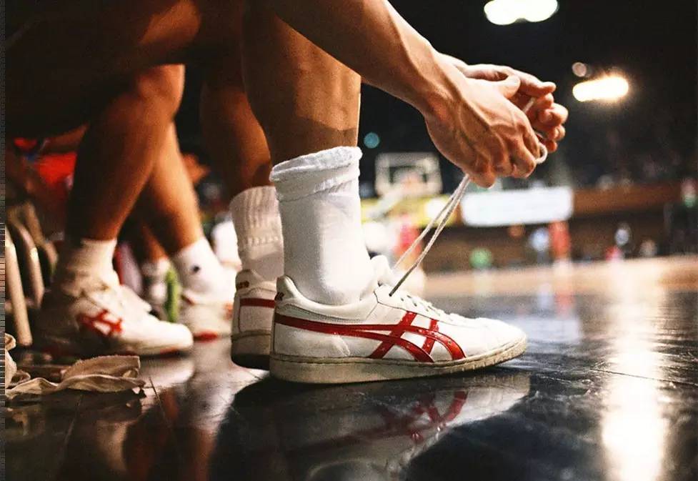 半场：尤文1-0紫百合，科斯蒂奇世界波，DV9造点被取消+失单刀（半场：尤文1-0领先紫百合，科斯蒂奇远射建功，DV9点球被取消且单刀不进）