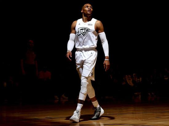 年终大战决赛实时赛况：姆巴佩暂领先C罗248票，火拼持续中（年终终极对决直播：姆巴佩暂以248票优势领先C罗，激战正酣）