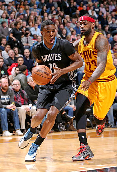 下半场心态爆炸！埃迪11中5得到11分10篮板6犯离场（下半场心态崩盘！埃迪11投5中拿下11分10篮板，6犯毕业）