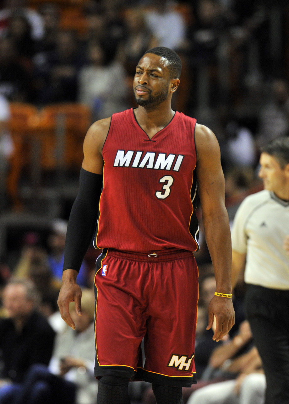 老鹰队迎来关键三分球，杰伦·约翰逊再展神威（老鹰命中致胜三分，杰伦·约翰逊再度发威）