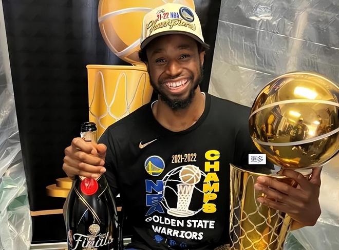 霍福德90秒3记三分精华版！化身勇士重炮 年终大战抢戏水花（90秒连中三记三分！霍福德年终大战化身重炮抢走水花风头）