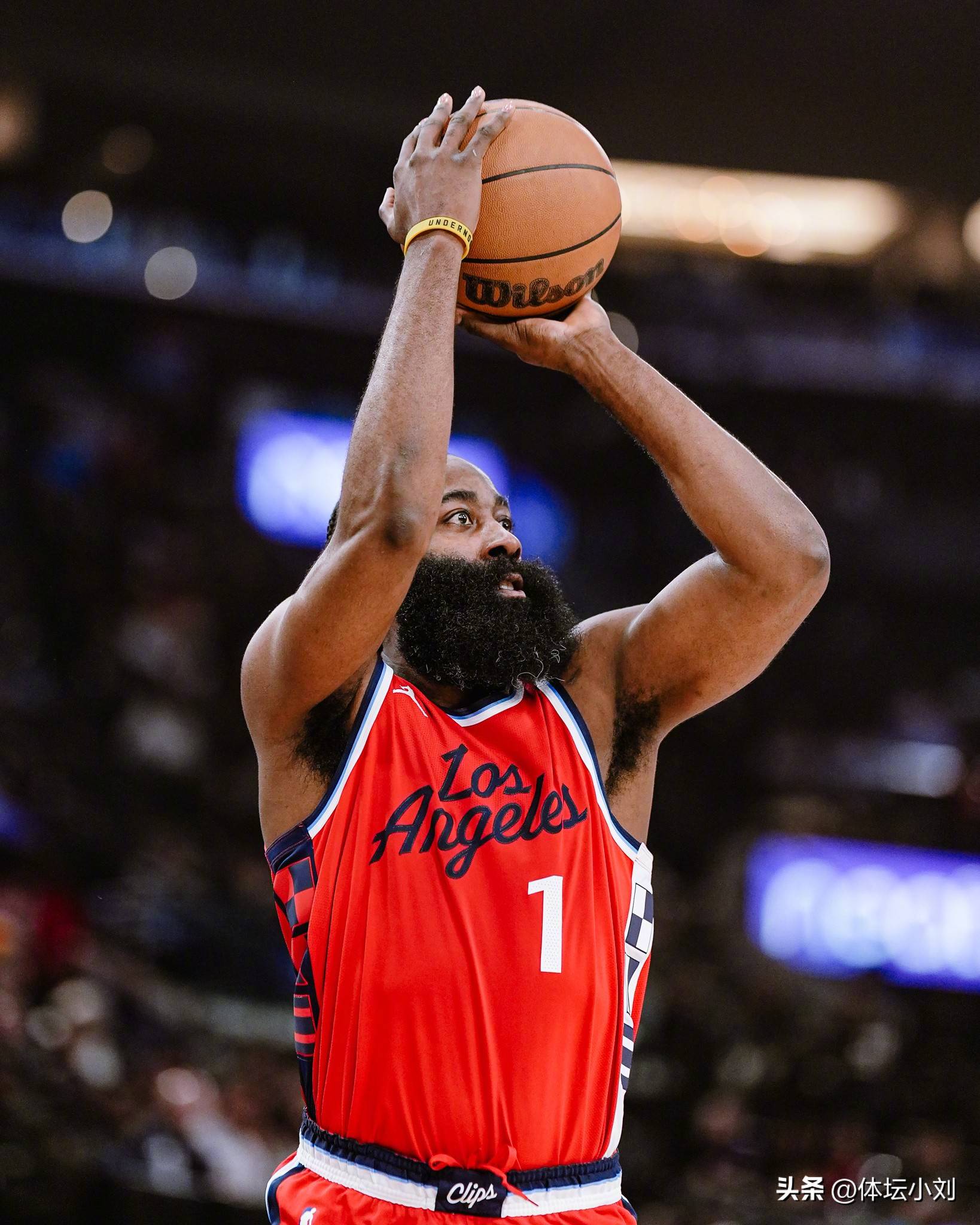 仍然深爱红军！萨拉赫出战非洲杯的护腿板上有利物浦元素（红军情未减：萨拉赫非洲杯护腿板融入利物浦元素）