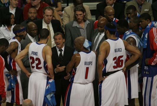 明日湖人战太阳伤病：里夫斯缺席，布克、狄龙出战成疑（湖人明日对阵太阳伤病更新：里夫斯缺阵，布克与狄龙出战成疑）