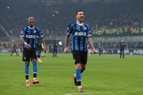 登国际舞台，泰州队“苏超”冠军奖杯亮相中国国际进口博览会（泰州队携“苏超”冠军奖杯亮相中国国际进口博览会，登上国际舞台）