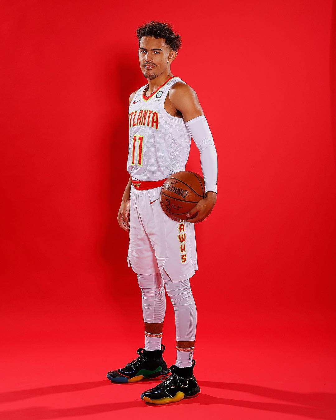 继续火热状态！陈盈骏半场8中7&三分6中5砍下21分 首节12分（陈盈骏延续火热手感：半场8投7中、三分6投5中斩获21分，首节独得12分）