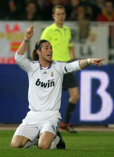 西蒙斯蹬踹范戴克被罚下，上次英超出现荷兰同胞间染红还是01年（西蒙斯踹倒范戴克吃红牌，英超荷兰同胞互染红上次还在2001年）