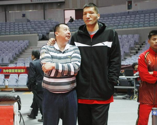 德天空：那不勒斯想签弗赖堡中场曼赞比顶替受伤的德布劳内（德天空：那不勒斯拟签弗赖堡中场曼赞比，以替代因伤缺阵的德布劳内）