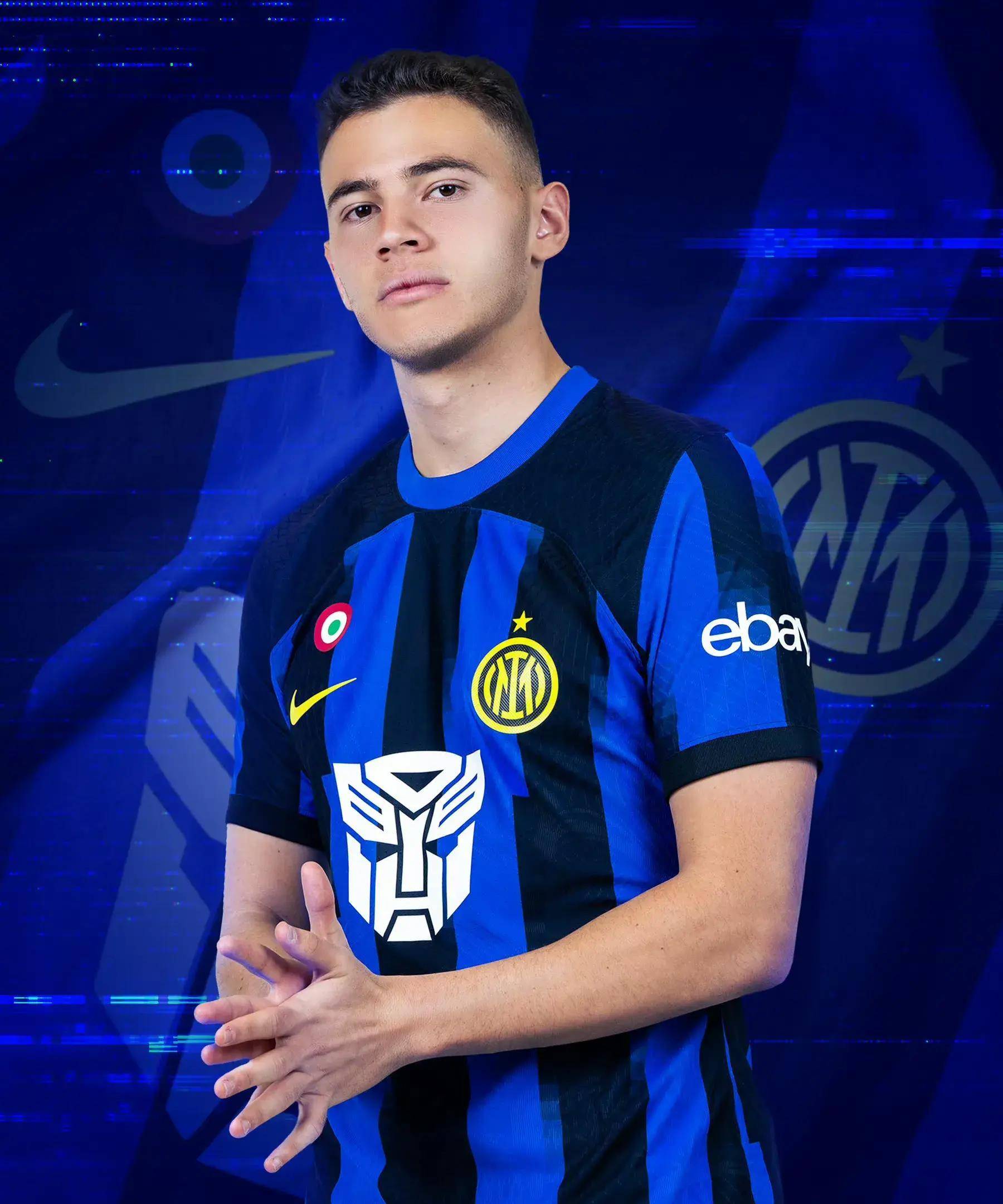 很隐蔽！所罗门暗肘击中王哲林 被裁判补吹违体犯规（所罗门隐蔽肘击王哲林，裁判回看补判违体犯规）