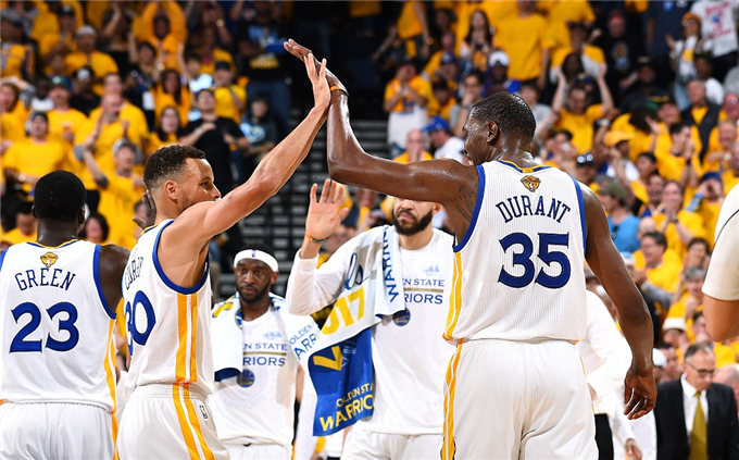 德甲半场：本塞拜尼建功，多特蒙德暂1-0弗赖堡（半场战报：本塞拜尼破门，多特蒙德暂以1-0领先弗赖堡）