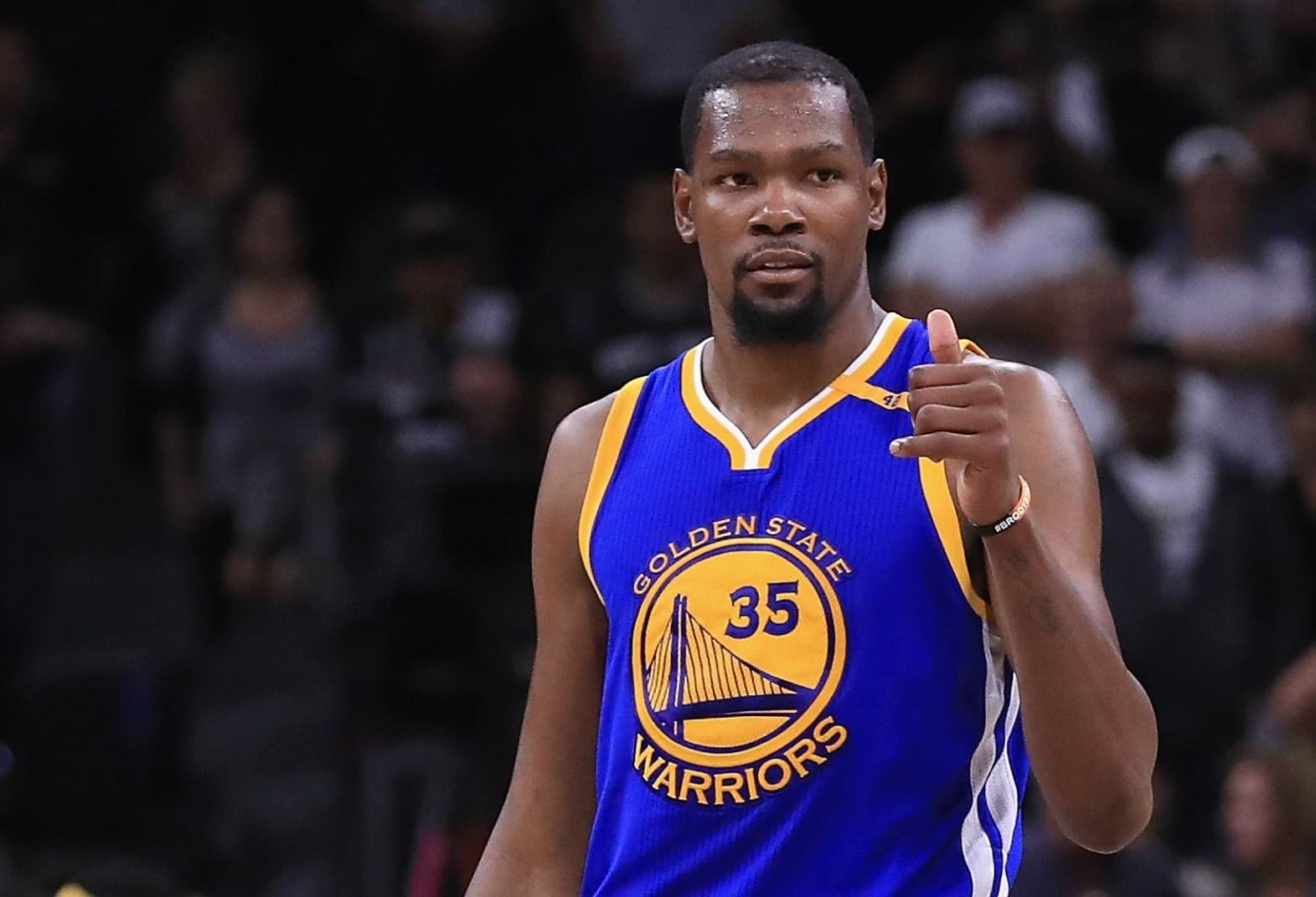 前队友：曾和马拉多纳开车出行，交警把我们拦住只为和他合影（前队友回忆：与马拉多纳同车出行，交警拦停只为合影）