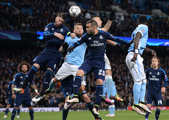 利物浦主场迎战布莱顿，两队战意高昂，利物浦凭借主场优势和阵容完整度有望取胜。（利物浦主场对阵布莱顿，双方斗志旺盛，红军凭主场与人员齐整更有胜算）