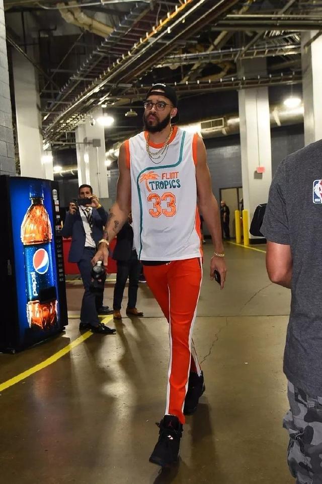 情绪不佳，吉拉西在下半场被换下时拒绝与主教练科瓦奇握手（情绪不悦，吉拉西下半场被换下时拒绝与主帅科瓦奇握手）