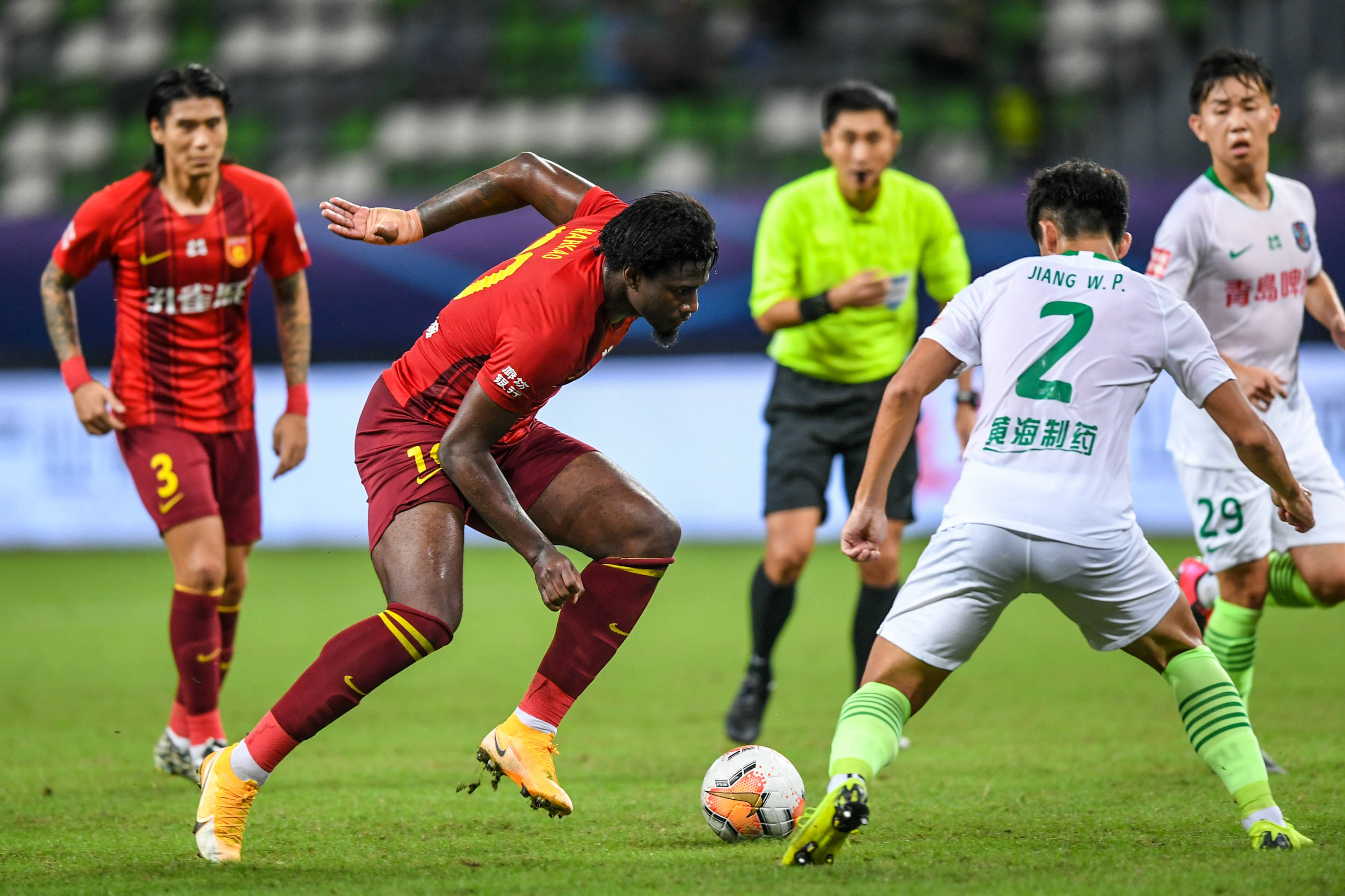 萨索洛主场迎战佛罗伦萨，保级无忧对决深陷泥潭（萨索洛主场战佛罗伦萨：一方保级无虞，一方深陷泥潭）