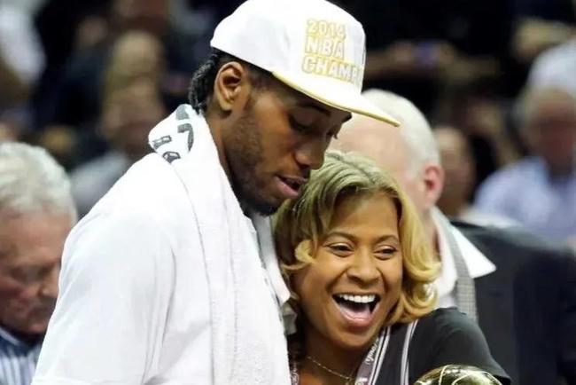 姆巴佩手指骨折不下火线！皇马精神传承者誓死一战 伯纳乌球迷爆发不满（姆巴佩带伤不下火线：皇马意志接班人誓拼到底，伯纳乌不满声四起）