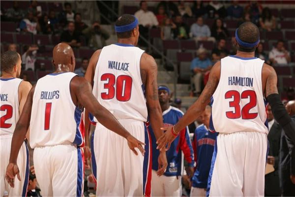 柏林联vs拜仁：凯恩领衔，奥利塞、迪亚斯、格纳布里出战（柏林联合对阵拜仁：凯恩领军，奥利塞、迪亚斯、格纳布里齐出场）