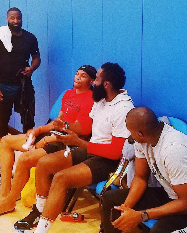 曼联二将闪耀非洲杯，迪亚洛打入制胜球，姆伯莫送助攻（非洲杯曼联双星闪耀：迪亚洛制胜建功，姆伯莫送出助攻）