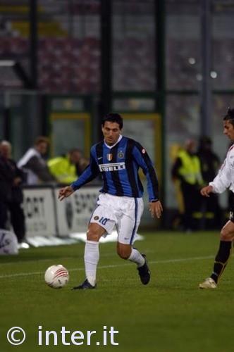 劳塔罗对阵尼科·帕兹：国际米兰与科莫，圣西罗上演争夺欧洲之路的巅峰对决（圣西罗之夜：劳塔罗PK尼科·帕兹，国际米兰与科莫上演冲欧焦点战）