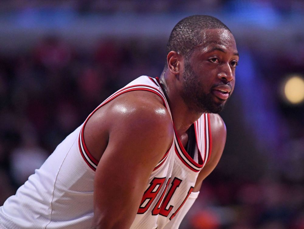 就靠高和能防！杨毅复盘火箭胜湖人 道出紫金军团惨败原因（杨毅解读火箭擒湖人：身高优势与防守强度成胜负关键，紫金军团惨败缘由揭晓）