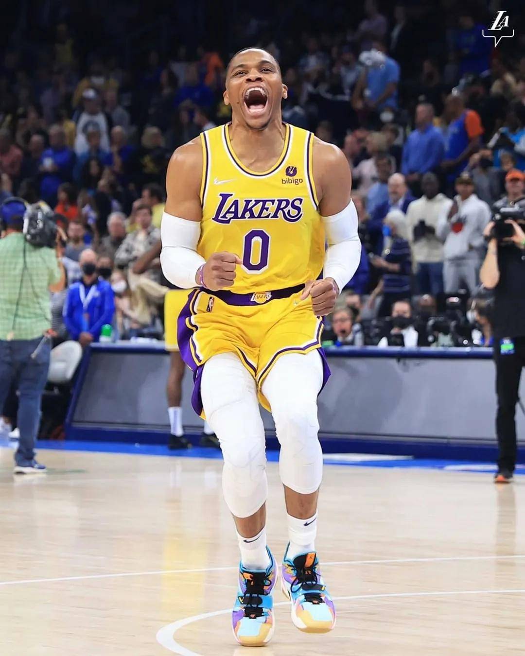 酣畅淋漓！还原火箭大胜湖人23分全过程，詹姆斯满脸无奈（火箭23分痛击湖人全程回顾：詹姆斯面露无奈）